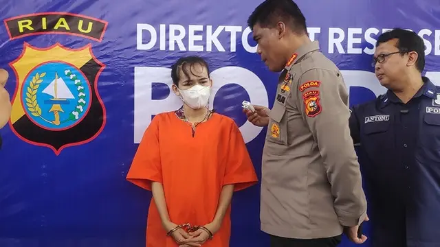 Kabid Humas Polda Riau Sunarto berbincang dengan tersangka kejahatan perbankan dengan kerugian nasabah CIMB Niaga Rp6,7 miliar lebih.