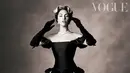 Menduplikasi potret lawas dari koleksi Chanel, Lady Gaga tampil anggun mengenakan dress hitam dari Chanel Haute Couture. Sarung tangan hitam dan tatanan rambut yang dibelah dua membuat Lady Gaga nampak seperti bangsawan Inggris.