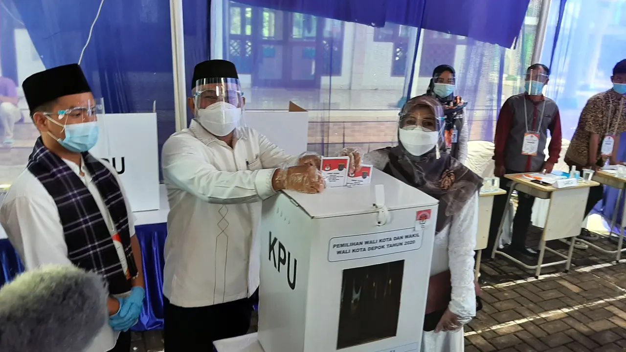Wali Kota Depok Mohamad Idris Abdul Somad bersama Istri Elly Farida menunaikan hak pilihnya di Tempat Pemungutan Suara (TPS) 14 Jatimulya.