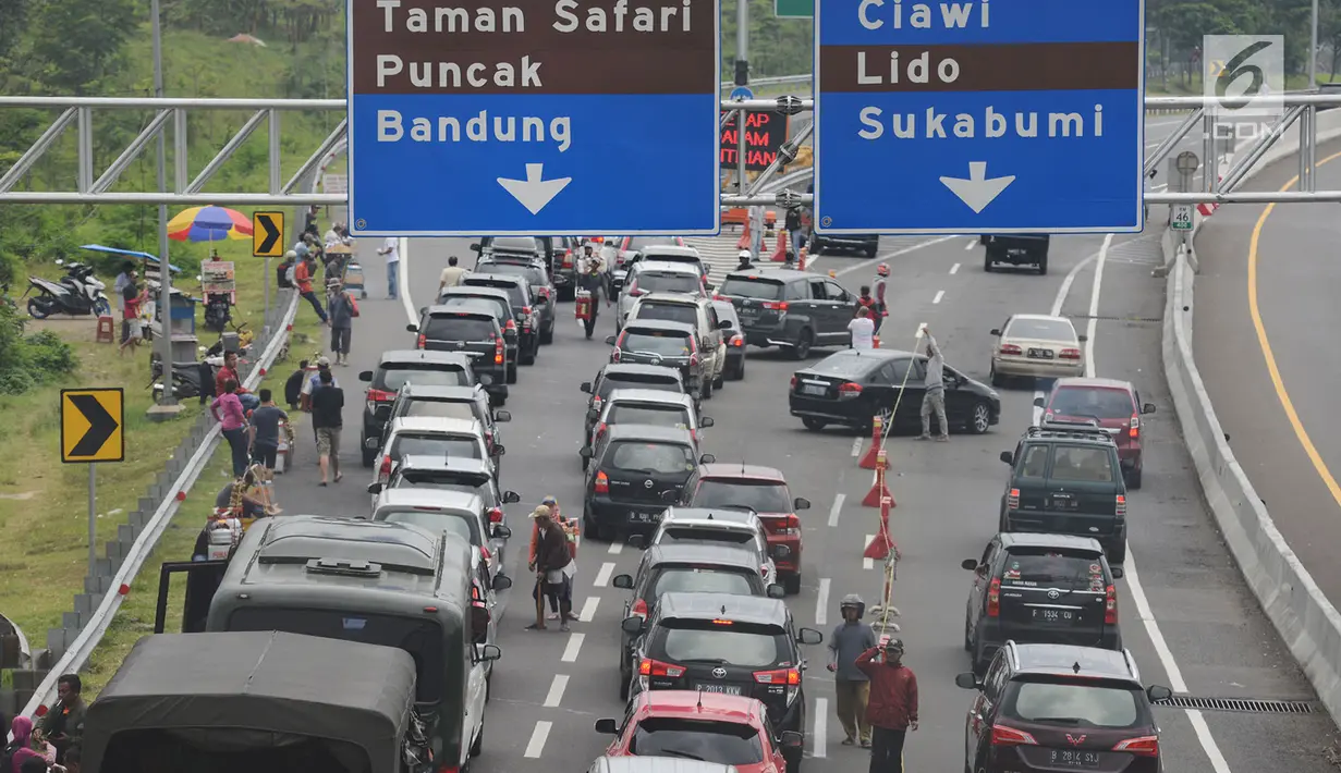 Antrean kendaraan saat hendak keluar tol Jagorawi menuju jalur Puncak di Bogor, Jawa Barat, Sabtu (22/12). Libur Natal dan Tahun Baru 2019 membuat arus lalu lintas menuju Puncak mengalami kepadatan. (Merdeka.com/Imam Buhori)