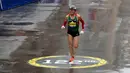 Yuki Kawauchi asal Jepang berlari menuju garis finis pada Boston Marathon ke-122 di Boston, Senin (16/4). Boston Marathon tahun ini dilakukan saat suhu terdingin sepanjang 30 tahun dengan angin dan hujan turun sepanjang pertandingan. (AP/Charles Krupa)