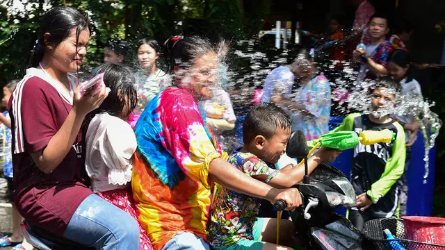 Rupa-rupa Liburan Songkran Thailand, dari Imbauan soal Risiko Tenggelam hingga Warlok Malah Melancong ke China