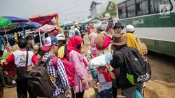 Wisatawan yang akan berlibur menuju Kepulauan Seribu  memadati Pelabuhan Kali Adem, Muara Angke, Jakarta, Sabtu (8/6/2019). Beberapa pulau di wilayah Kepulauan Seribu menjadi pilihan favorit banyak warga Ibu Kota dan sekitarnya yang memanfaatkan momen liburan Lebaran. (Liputan6.com/Faizal Fanani)