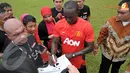 Dwight Yorke pun dengan sabar meladeni para fans MU yang meminta tanda tangan usai Training Camp Ayo Indonesia Bisa di Lapangan C Senayan Jakarta (Liputan6.com/Helmi Fithriansyah)