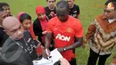 Dwight Yorke pun dengan sabar meladeni para fans MU yang meminta tanda tangan usai Training Camp Ayo Indonesia Bisa di Lapangan C Senayan Jakarta (Liputan6.com/Helmi Fithriansyah)