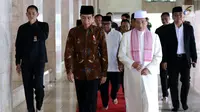 Presiden Joko Widodo didampingi Imam Besar Masjid Istiqlal Nasaruddin Umar berjalan di lorong usai menunaikan ibadah Salat Jumat di Masjid Istiqlal, Jakarta, Jumat (2/3). (Liputan6.com/Pool/Biro Pers Setpres)