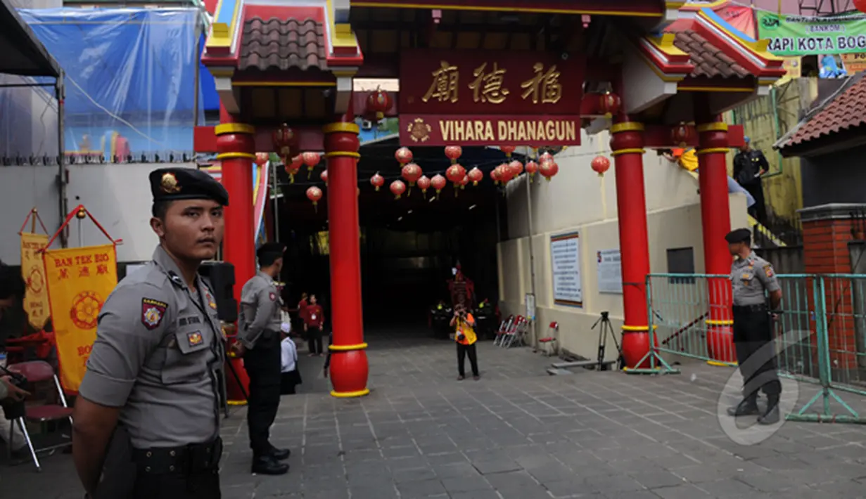 Beberapa personil kepolisian berjaga di depan Vihara Dhanagun, Bogor, Jawa Barat, Kamis (5/3/2015). Presiden Jokowi akan membuka pesta rakyat Kota Bogor dalam rangka perayaan Cap Go Meh. (Liputan6.com/Helmi Fithriansyah)
