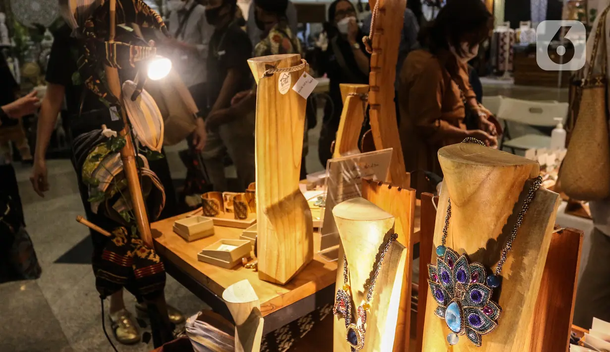 Pengunjung mengamati produk yang dipamerkan pada pameran International Handicraft Trade Fair (INACRAFT) di Jakarta Convention Center (JCC), Senayan, Jakarta, Kamis (24/3/2022). Setelah vakum selama dua tahun lamanya, Jakarta INACRAFT akhirnya akan kembali digelar. (Liputan6.com/Johan Tallo)