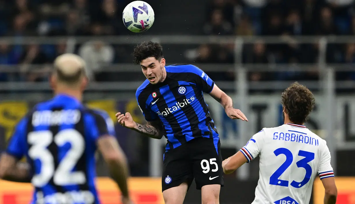 Bek Inter Milan, Alessandro Bastoni menyundul bola saat menghadapi Sampdoria pada laga Liga Italia 2022/2023 di Giuseppe-Meazza Stadium, Milan (29/10/2022). Alessandro Bastoni yang kini menjalani musim ke-7 bersama Inter Milan didatangkan dari Atalanta pada awal musim 2017/2018. Atalanta melepasnya dengan nilai transfer 31,1 juta euro atau kini setara Rp520 miliar. (AFP/Miguel Medina)