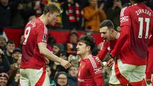 Harry Maguire merayakan gol ketiga Manchester United bersama rekan setimnya dalam laga Premier League kontra Ipswich Town, Kamis (27/2/2025) dini hari WIB. (c) AP Photo/Dave Thompson