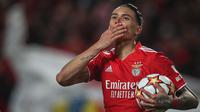 Darwin Nunez telah menjadi mesin gol untuk Benfica di Liga Portugal. Pemain senegara Edinson Cavani tersebut tercatat telah melesatkan 34 gol dan 4 assist dalam 41 penampilannya di semua kompetisi. Nunez juga terbilang masih muda, yaitu 22 tahun. Skillnya akan terus berkemang jika ditangani oleh tangan yang tepat. (AFP/Carlos Costa)