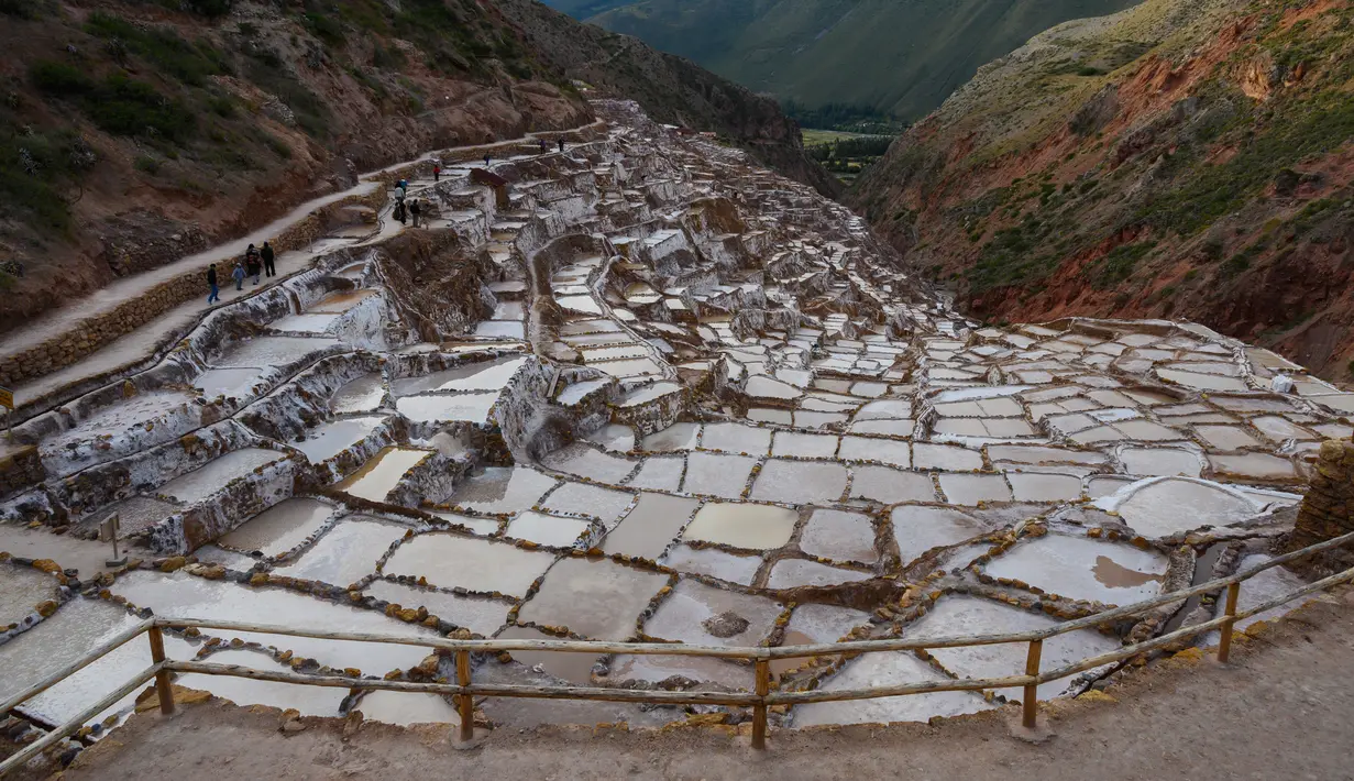 Pemandangan tambak garam Maras di Peru, 27 April 2019. Tambak garam yang terletak di sepanjang lereng Gunung Qaqawiñay pada ketinggian 3.380 mdpl ini sudah digunakan sejak zaman pra-Inca (1430 M). (Pablo PORCIUNCULA BRUNE/AFP)