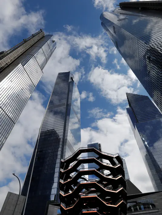 Konstruksi bangunan Vessel di proyek pembangunan Hudson Yards, Manhattan West Side, New York, AS, Selasa (12/3). Menurut Thomas Heatherwick, desainnya diharapkan mampu menjadi ikon Kota New York. (REUTERS/Mike Segar)