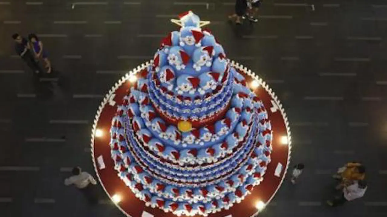 Unik! Pohon Natal Doraemon di Singapura