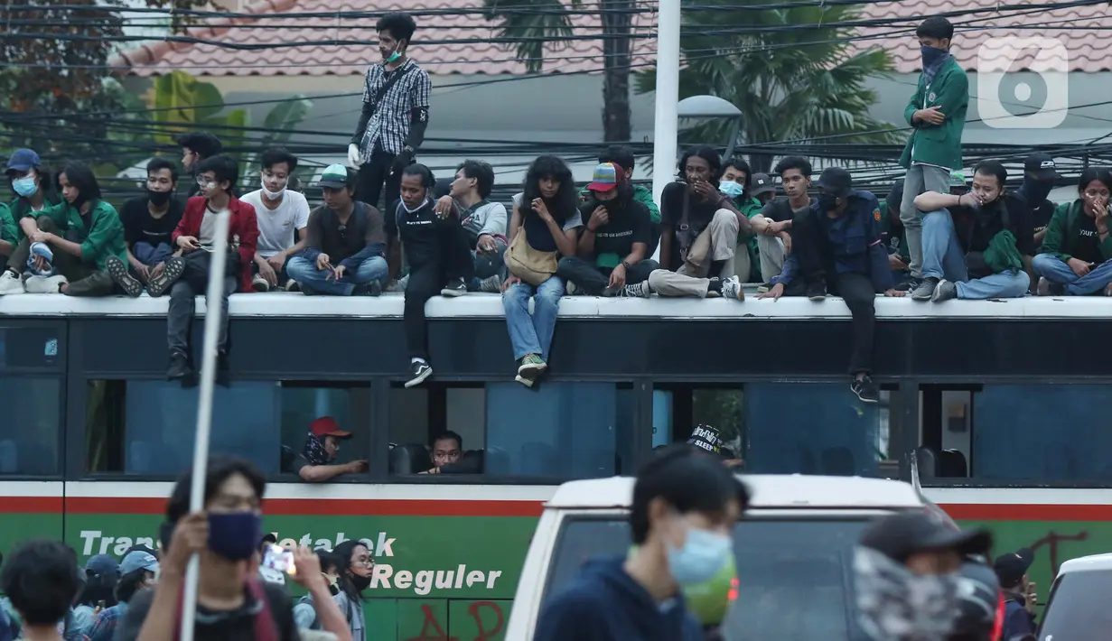 Massa gabungan berkumpul di kawasan Gondangdia, Jakarta, Kamis (8/10/2020). Massa gabungan berunjuk rasa menentang disahkan Omnibus Law UU Cipta Kerja. (Liputan6.com/Helmi Fithriansyah)