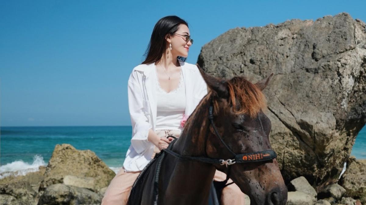 Aaliyah Massaid Berkuda di Sumba, Tren Baru yang Makin Banyak Digemari