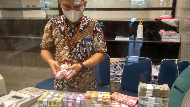 Petugas Bank Indonesia (BI)  kantor Perwakilan kepri  sedang  menyiapkan Uang Kwartal  untuk kebutuhan Masyrakat Pesisisir di Provinsi Kepri. (Foto: Liputan6.com/Ajang Nurdin)