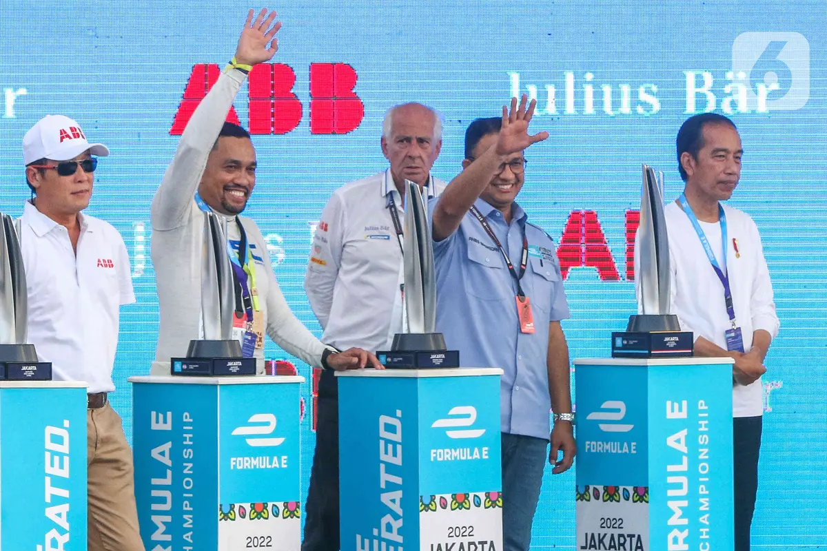 Jokowi Serahkan Piala ke Juara Formula E Jakarta Mitch Evans