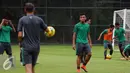 Ferdinand Sinaga (ketiga kanan) menyimak arahan saat latihan di SPH Karawaci, Tangerang, Selasa (15/11). Jelang berlaga di Piala AFF 2016, Timnas Indonesia fokus berlatih tendangan bola mati. (Liputan6.com/Helmi Fithriansyah)