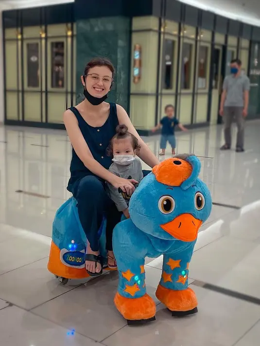 One set denim berupa sleeveless top dan long pants terlihat sangat nyaman dan stylish untuk hangout bersama buah hati di mall.  [@kimbrlyryder].