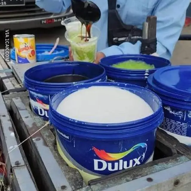 6 Potret Ember Dijadikan Wadah Makanan Ini Nyeleneh, Bikin Tepuk Jidat