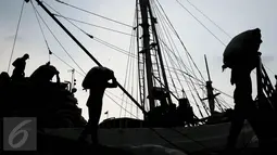 Buruh mengangkut karung semen saat melakukan bongkar muat di Pelabuhan Sunda Kelapa, Jakarta, Selasa (2/5). Kenaikan tersebut sebesar 0,20% di bandingkan bulan sebelumnya. (Liputan6.com/Johan Tallo)