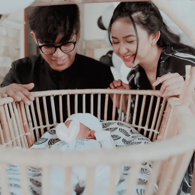 Potret Adinda Azani dan suaminya Armand Zachary Sukandar di acara aqiqah sang putra Arthura Zachni Kala Sukandar. (Foto: Instagram/dindazani)