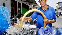 Penjual mengisi air bersih di depot pengisian air Muara Baru, Jakarta. Warga terpaksa membeli air bersih karena air tanah di daerah penjaringan tidak layak konsumsi. (ANTARA)