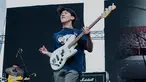 Pemeran Dilan ini selalu tampil maksimal saat menghibur penonton. Bergaya santai, mantan boyband cilik ini terlihat memukau. (Liputan6.com/IG/@svmmerdose)