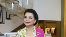 Istri Menteri Koordinator Bidang Perekonomian, Yanti Airlangga mengenakan kebaya kutu baru motif bunga mawar kuning dipadukan selendang fuschia dan kain batik. [Instagram/@henzmakeup]
