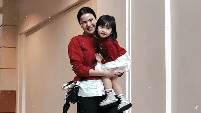 7 Potret Alice Norin dan Sang Putri Pakai Baju Couple, Kompak Banget