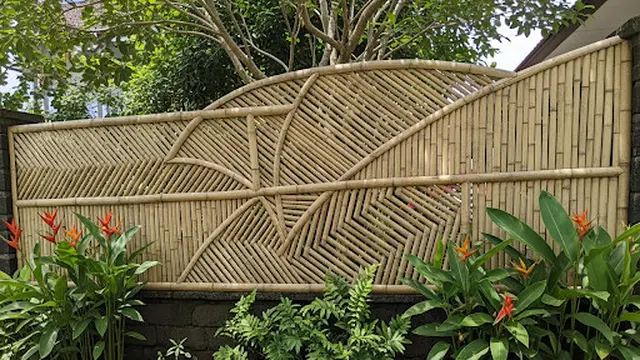 Pagar Bambu dengan Pola Artistik
