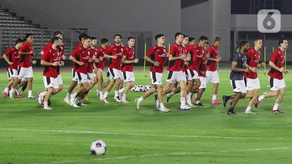 Pemain Timnas Indonesia melakukan pemanasan jelang melakukan sesi latihan di Stadion Madya, Kompleks Gelora Bung Karno, Senayan, Jakarta, Minggu (23/3/2025). (Liputan6.com/Herman Zakharia)