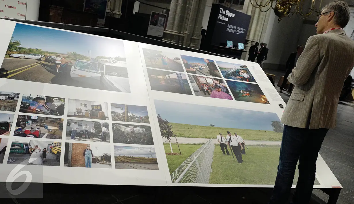 Pengunjung melihat karya yang dipajang dalam pameran World Press Photo Festival 2017 di De Nieuwe Kerk, Amsterdam, Belanda, Jumat (21/4). Karya tersebut merupakan foto peristiwa yang terjadi sepanjang 2016. (Liputan6.com/Immanuel Antonius)
