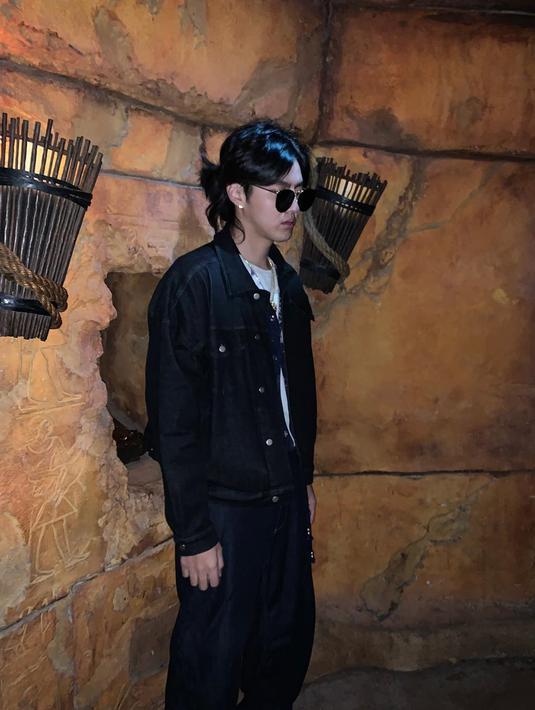 Gaya pakaian santai dari Kris Wu sendiri sering kali dilengkapi dengan jaket dan juga kacamata. Ia juga cukup sering mengunggah aktivitasnya di akun Instagram. (Liputan6.com/IG/@kriswu)