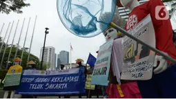 Aktivis dari Koalisi Rakyat untuk Keadilan Perikanan (KIARA) melakukan unjuk rasa di depan Balai Kota DKI Jakarta, Rabu (15/7/2020). Mereka menolak reklamasi Ancol dengan menuntut Gubernur DKI Jakarta segera mencabut Kepgub Nomor 237 Tahun 2020. (merdeka.com/Imam Buhori)
