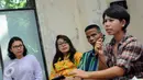 Rizka Amalia (kanan) saat menceritakan pengalaman kekerasan yang dialaminya di gedung LBH Jakarta, Rabu (8/6/2016). Kekerasan terjadi saat terjadinya gelombang pengusiran eks gafatar awal 2016 lalu. (Liputan6.com/Helmi Fithriansyah)