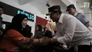 Menteri Perhubungan (Menhub) Budi Karya Sumadi menyalami pemudik saat meninjau pelayanan arus mudik di Bandara Halim Perdanakusuma, Jakarta, Senin (11/6). (Merdeka.com/Iqbal Nugroho)