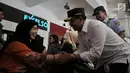 Menteri Perhubungan (Menhub) Budi Karya Sumadi menyalami pemudik saat meninjau pelayanan arus mudik di Bandara Halim Perdanakusuma, Jakarta, Senin (11/6). (Merdeka.com/Iqbal Nugroho)