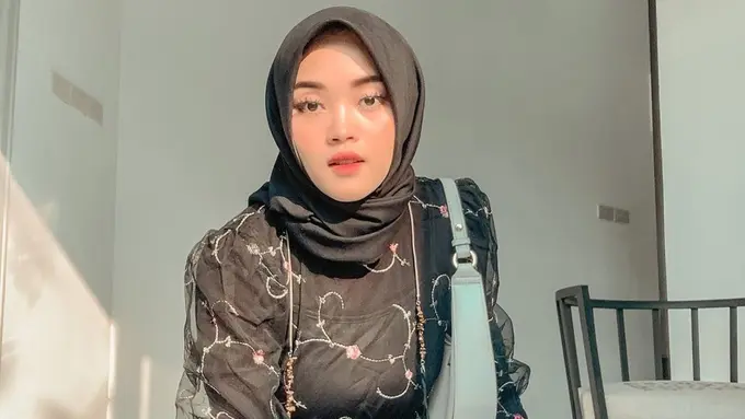 FOTO: Pesona Putri Delina saat Pakai Gaun, Tampil Menawan