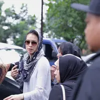 Kekasih Ariel NOAH, Sophia Latjuba senantiasa berusaha menenangkan kekasihnya yang dirundung kesedihan mendalam kepergian ayah tercinta. (Adrian Putra/Bintang.com)