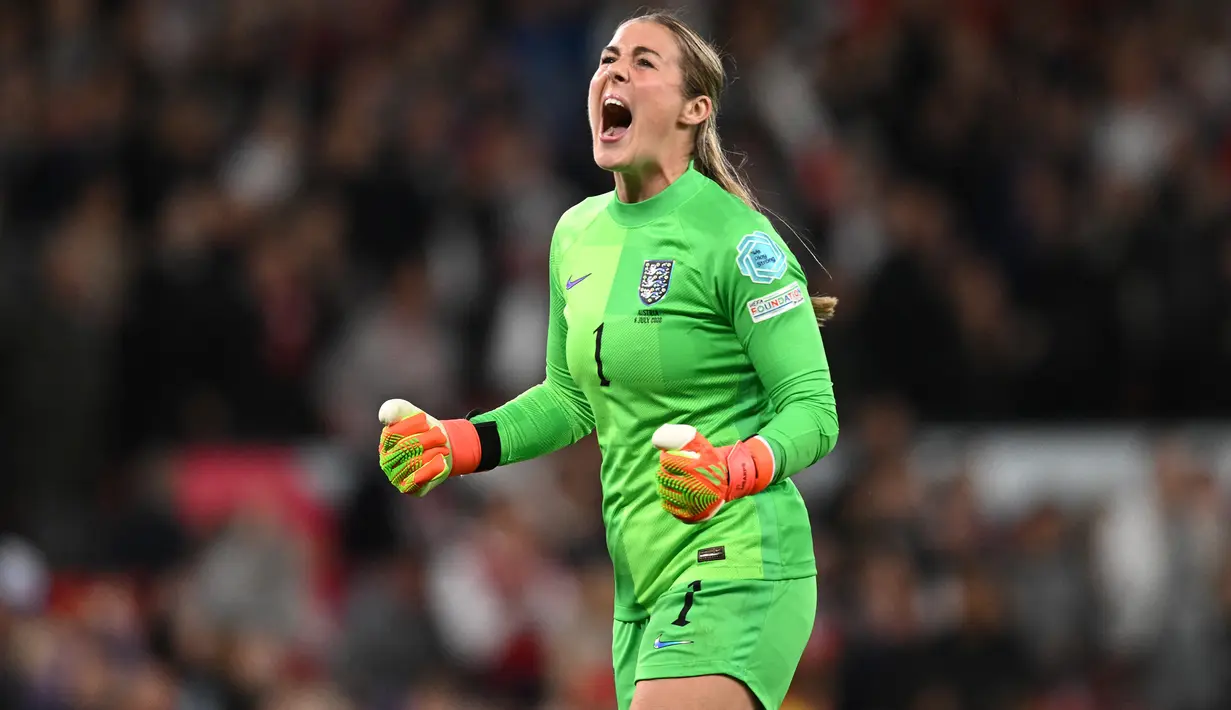 Selebrasi kiper Timnas Wanita Inggris, Mary Earps setelah berakhirnya laga menghadapi Austria pada laga fase Grup A Piala Eropa Wanita 2022 di Old Trafford Stadium, Manchester (6/7/2022). Salah satu kelebihan dari Mary Earps adalah kecakapannya dalam mementahkan eksekusi penalti. Saat berseragam Reading Ladies, ia sempat menggagalkan 7 dari 10 eksekusi penalti pada musim 2017/2018. (AFP/Daniel Mihailescu)