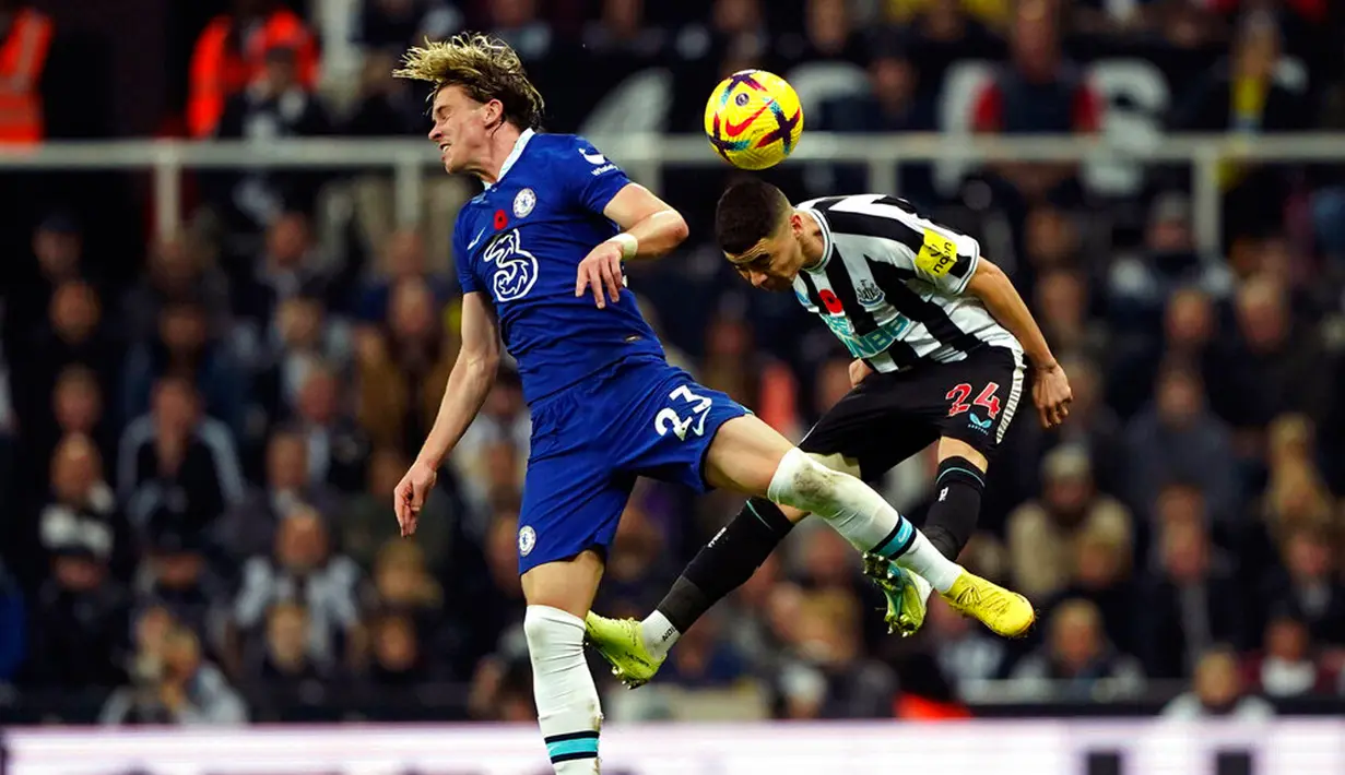 Pemain Chelsea Conor Gallagher (kiri) berebut bola dengan pemain Newcastle United Miguel Almiron pada pertandingan Liga Inggris di St. James' Park, Newcastle, Inggris, 12 November 2022. Newcastle United mengalahkan Chelsea dengan skor 1-0. (Owen Humphreys/PA via AP)