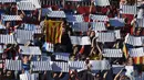 Aksi fans Girona memegang bendera Catalan saat timnya melawan Real Madrid pada lanjutan La Liga Santander di Municipal de Montilivi stadium, Girona , (29/10/2017). Madrid kalah 1-2. (AFP/Josep Lago)