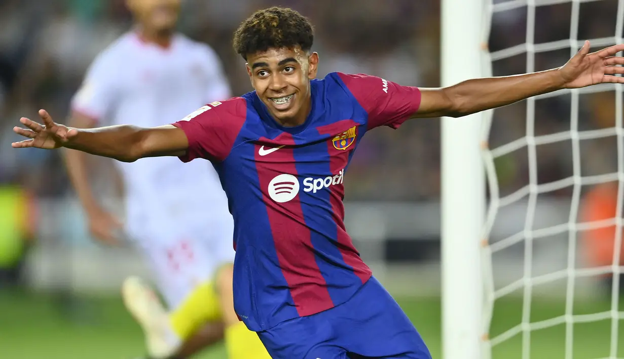 Lamine Yamal yang baru saja dipromosikan ke tim utama Barcelona dari Barca U-19 pada awal musim 2023/2024 menjadi pemain terbaru yang masuk daftar pemain termuda yang melakukan debut di Liga Champions dan langsung menduduki posisi kedua. Saat diturunkan Barcelona pada matchday pertama Grup H Liga Champions 2023/2024 kontra Royal Antwerp (19/9/2023) yang berakhir 5-0 untuk kemenangan Blaugrana, ia masih berusia 16 tahun dan 68 hari. (AFP/Pau Barrena)