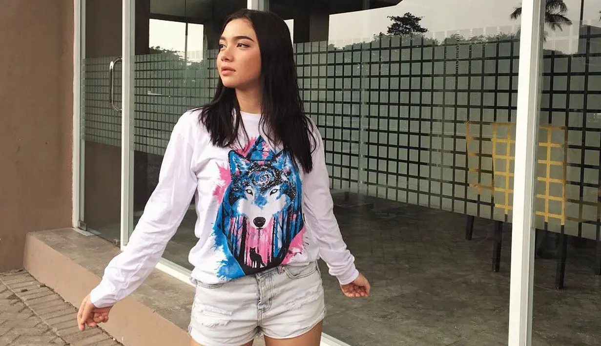 Memakai short pants sepertinya menjadi gaya andalan Angela Gilsha saat santai. Seperti yang satu ini, ia memakai short pants berwarna putih dan dipadukannya dengan atasan kaus lengan panjnag bermotif serigala. (Instagram/angelagilsha)