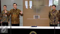 Luhut  Binsar Pandjaitan (kedua kiri) memberikan sambutan saat sertijab menteri di kantor Kemenkopolhukam , Jakarta, Kamis (13/8/2015). Luhut resmi menggantikan Tedjo Edhy P sebagai Menko Polhukam. (Liputan6.com/Faizal Fanani)