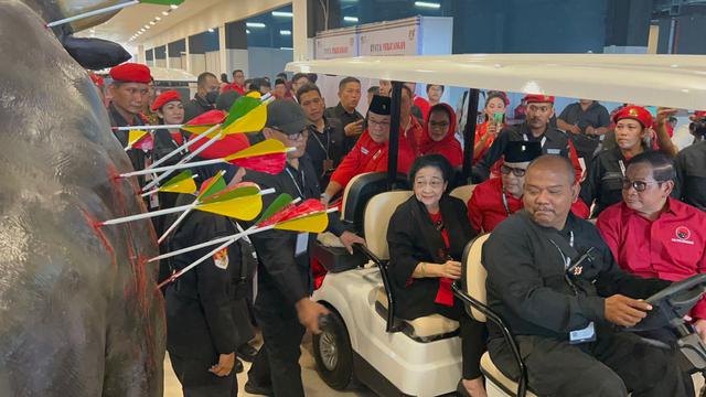 Ketua Umum PDIP Megawati Soekarnoputri saat melihat patung patung banteng berdarah yang tertusuk panah di Arena Rakernas V PDIP.