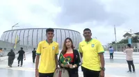 Eks pemain Persija Jakarta Antonio Claudio mengajak keluarganya menyaksikan perempat final Piala Dunia U-17 2023 di Jakarta International Stadium (JIS) pada Jumat (24/11/2023) sore WIB. Sosok yang akrab disapa Toyo itu mendukung Timnas Brasil U-17 dan memprediksi skuad Phelipe Leal menang 2-0 atas Argentina. (Liputan6.com/Melinda Indrasari)