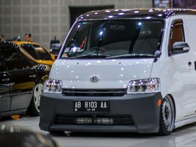 Bermodalkan GranMax tipe blind van dengan sedikit merapihkan bagian kaca belakang, bumper serta lampu kepunyaan Toyota Town Ace JDM dan velg kaleng berdiameter besar membuatnya tampil layaknya mobil niaga gaul. Tak hanya itu, sistem suspensi diubah menggunakan air suspension yang membuatnya terlihat sopan ketika parkir. (Source: Instagram/@garasinetizen)